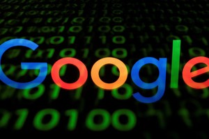 Biểu tượng Google trên màn hình máy tính bảng. Ảnh: AFP/TTXVN