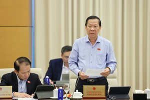 Chủ nhiệm Ủy ban Kinh tế và Tài chính Phan Văn Mãi báo cáo ý kiến cơ quan thẩm tra. Ảnh: Duy Linh. 