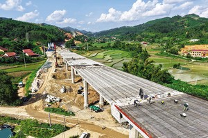 Các địa phương đang rốt ráo giải ngân để về đích kế hoạch. Trong ảnh: Thi công cao tốc Hữu Nghị - Chi Lăng. Ảnh: Đức Thanh 