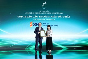 Ông Nguyễn Chí Thành - Tổng giám đốc SHS đại diện công ty nhận giải thưởng Báo cáo Thường niên tốt nhất do VLCA 2025 bình chọn.