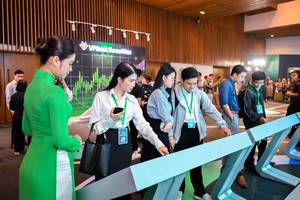 Nhà đầu tư trải nghiệm sản phẩm của VPBankS tại roadshow IPO. (Ảnh: VPBankS).