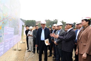 Phó Thủ tướng Bùi Thanh Sơn kiểm tra tiến độ Dự án xây dựng cao tốc Tuyên Quang-Hà Giang đoạn qua tỉnh Tuyên Quang tại nút giao Quốc lộ 37 - Ảnh: VGP.