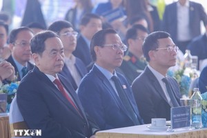 Chủ tịch Quốc hội Trần Thanh Mẫn dự lễ khởi công dự án đầu tư xây dựng trục đại lộ cảnh quan sông Hồng. Ảnh: TTXVN.