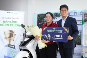 Ông Charlie Shin – CEO Chứng khoán KIS trao giải Nhất (Bảng Siêu đẳng) cho bà Huỳnh Thị Mỹ Duyên.