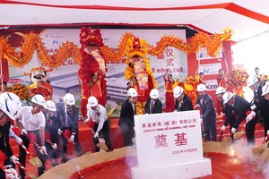 Các đại biểu thực hiện nghi thức động thổ dự án. 