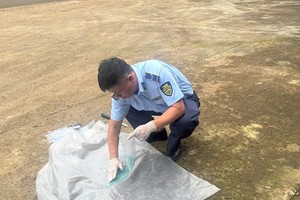 Cán bộ Đội Quản lý thị trường số 10, Chi cục Quản lý thị trường tỉnh Gia Lai lấy mẫu tại cơ sở kinh doanh. Ảnh: Chi cục QLTT tỉnh Gia Lai. 