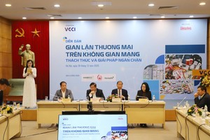 Các đại biểu tại Diễn đàn “Gian lận thương mại trên không gian mạng, thách thức và giải pháp" tại VCCI, chiều 30/12. 