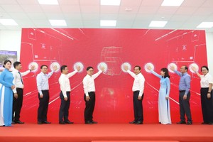 Lãnh đạo TP.HCM và các sở, ngành thực hiện nghi thức ra mắt Trung tâm Phục vụ hành chính công.