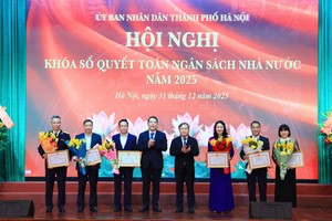 Ủy viên Trung ương Đảng, Phó Bí thư Thành ủy, Bí thư Đảng ủy, Chủ tịch UBND Thành phố Hà Nội Vũ Đại Thắng và Thứ trưởng Bộ Tài Chính Cao Anh Tuấn trao tặng Bằng khen cho các đơn vị ngành tài chính Thủ đô.