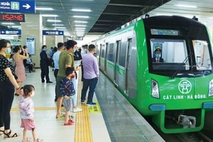 Hành khách làm quen với vé thông minh khi lên tàu Nhổn - Ga Hà Nội dịp đầu năm 