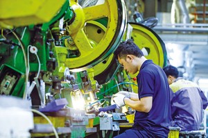 Nâng cao chất lượng nhân lực, tiếp nhận công nghệ mới chính là con đường để kinh tế Việt Nam vượt qua giông bão. Ảnh: Đức Thanh 