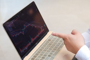 Năm 2026, dòng tiền trên thị trường chứng khoán dự báo tiếp tục phân hóa mạnh, ưu tiên các nhóm ngành có nền tảng cơ bản vững