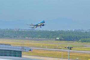 Một tàu bay của Vietnam Airlines cất cánh từ Cảng hàng không quốc tế Đà Nẵng. Ảnh: TTXVN. 