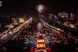 Chương trình Phố cổ Countdown 2026 và bắn pháo hoa tại khu Phố cổ Hoa Lư thu hút hàng nghìn du khách. 