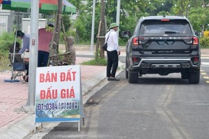 Tình trạng bỏ cọc đấu giá đất thường xuyên diễn ra trong năm 2024. Ảnh: Thanh Vũ