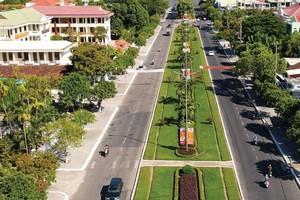 Gói thầu XL01 Thi công xây dựng đường Hùng Vương thuộc Dự án Hoàn thiện đường Hùng Vương, TP. Tam Kỳ (Đà Nẵng) có hạng mục liên quan đến kiến trúc cảnh quan. Ảnh: Thành Công 