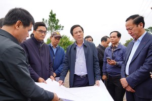Phó Chủ tịch UBND tỉnh Quảng Trị Hoàng Nam (ở giữa) đi kiểm tra địa điểm dự kiến xây dựng nhà ga tại phường Nam Đông Hà. Ảnh: Trường Nhật