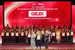 Ông Bùi Đăng Khoa - Giám đốc Ban Tài chính - Kế toán Tập đoàn GELEX nhận chứng nhận “Top 50 doanh nghiệp lớn nhất Việt Nam”