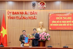 Ông Nguyễn Hoàng Giang, Chủ tịch UBND tỉnh Quảng Ngãi trao quyết định và tặng hoa chúc mừng ông Nguyễn Văn Trọng. 