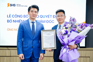 Ông Đỗ Quang Vinh – Chủ tịch HĐQT trao quyết định bổ nhiệm Tổng giám đốc và hoa chúc mừng cho ông Nguyễn Duy Linh