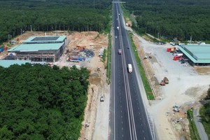 Trạm dừng nghỉ trên đoạn cao tốc Phan Thiết - Dầu Giây tại thời điểm tháng 8/2025. (Ảnh: Báo Xây dựng). 