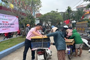 C.P. Việt Nam trao 20.000 con gà giống và 65 tấn thức ăn chăn nuôi giúp dân tái thiết sinh kế sau thiên tai