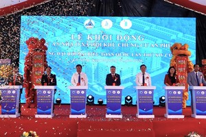 Các đại biểu thực hiện nghi thức khởi động Dự án Nhà ở xã hội Khu chung cư An Phú. 