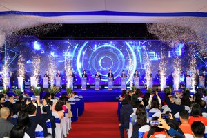 Các đại biểu thực hiện nghi thức khởi công dự án.