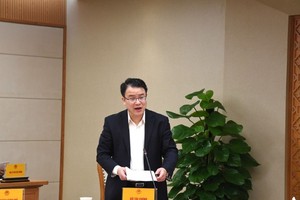 Thứ trưởng Bộ Tài chính Trần Quốc Phương thông tin tại cuộc họp.