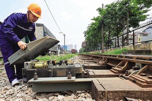 Bảo trì hệ thống thông tin tín hiệu trên tuyến đường sắt Bắc Nam. Ảnh: P.V 