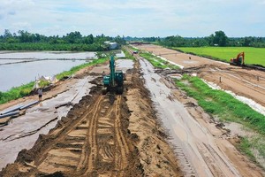 Khu vực Đồng bằng sông Cửu Long có nhiều dự án đang trong giai đoạn tăng tốc thi công dẫn tới nhu cầu nguồn vật liệu rất lớn. Ảnh: Tiến Giang