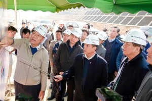 Đại diện nhà đầu tư báo cáo Bộ trưởng Xây dựng tình hình triển khai Dự án đầu tư xây dựng tuyến cao tốc Đồng Đăng - Trà Lĩnh. 