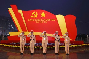 Lực lượng Cảnh sát giao thông làm nhiệm vụ tại khu vực sảnh chính Trung tâm Hội nghị Quốc gia. (Ảnh: TTXVN).