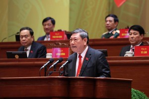 Phó Chủ nhiệm Thường trực Ủy ban Kiểm tra Trung ương Trần Văn Rón trình bày tham luận - Ảnh: TTXVN. 