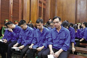 Đoàn Hữu Lượng (hàng đầu, đeo kính) và các bị cáo tại tòa 