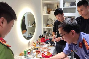 Cơ quan chức năng Đà Nẵng lập biên bản tạm giữ tang vật, phục vụ công tác điều tra. Ảnh: Bảo Ngọc 