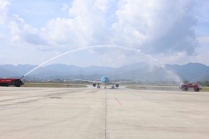 Cảng hàng không Điện Biên đón chuyến bay thẳng đầu tiên từ TP.HCM của Vietnam Airlines hôm 24/12/2025. 