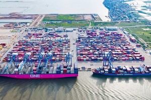 Với lợi thế cảng nước sâu lớn nhất miền Bắc, các bến cảng tại khu bến Lạch Huyện thu hút nhiều hãng tàu lớn trên thế giới cập cảng. Ảnh: Lê Dũng