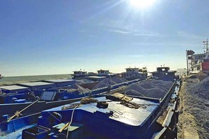 Các tàu chở đá xây dựng cập cảng Phú Quốc (Ảnh: P.V) 