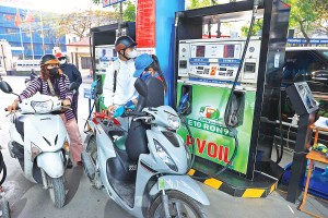 Thời gian tới, thị trường xăng dầu sẽ có những thay đổi lớn, đặc biệt là việc doanh nghiệp được quyết định giá (Ảnh: Đức Thanh) 