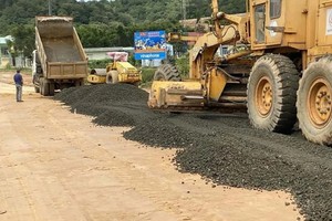 Dự án đầu tư xây dựng cải tạo, nâng cấp Tỉnh lộ 676 có tổng vốn đầu tư 1.300 tỷ đồng. Ảnh: Thanh Tuấn. 