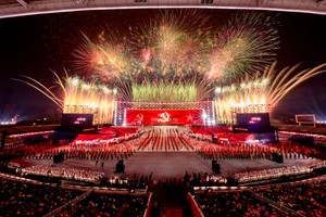 Đại nhạc hội pháo hoa “Dưới lá cờ vẻ vang của Đảng” quy mô hoành tráng chưa từng có. Ảnh: Ánh Dương.