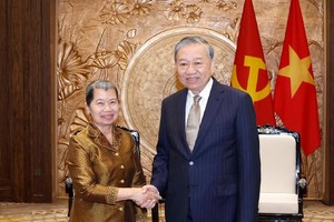 Tổng Bí thư Ban Chấp hành Trung ương Đảng Cộng sản Việt Nam Tô Lâm cùng bà Men Sam An, Phó Chủ tịch Đảng Nhân dân Campuchia. Ảnh: TTXVN