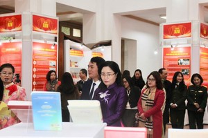 Các đại biểu tham quan triển lãm - Ảnh: VGP