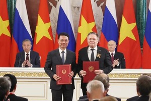 Tổng Bí thư Tô Lâm và Tổng thống Vladimir Putin chứng kiến trao văn kiện Lộ trình tổng thể về hợp tác năng lượng nguyên tử vào mục đích hòa bình giai đoạn 2025-2030 giữa Bộ Khoa học và Công nghệ Việt Nam và Tập đoàn ROSATOM của Nga. (Ảnh: Thống Nhất/TTXVN)