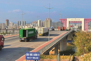 Hàng hóa lưu thông tại Cửa khẩu cầu Bắc Luân II 