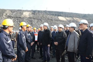 Tổng Bí thư Tô Lâm thăm, động viên, chúc Tết công nhân ngành than 