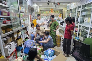 Lực lượng chức năng khám xét tại Cửa hàng Trang thiết bị nha khoa Tản Đà