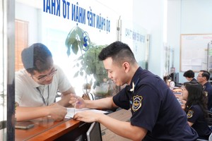 Công chức hải quan hỗ trợ doanh nghiệp làm thủ tục.