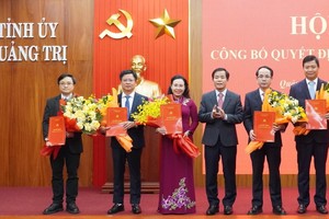 Bí thư Tỉnh ủy Quảng Trị Nguyễn Văn Phương trao quyết định và tặng hoa chúc mừng các cán bộ được điều động, luân chuyển. Ảnh: Linh Việt